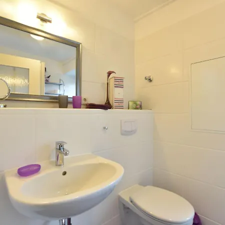 Tastefully Furnished Flat By The Sea In Apartment Klutz